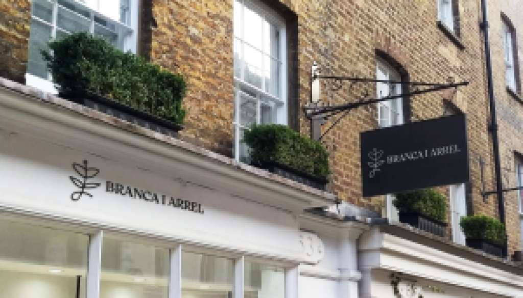 Mockup_Logo_Fachada_mockupgratis.com@2x