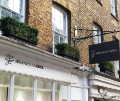 Mockup_Logo_Fachada_mockupgratis.com@2x