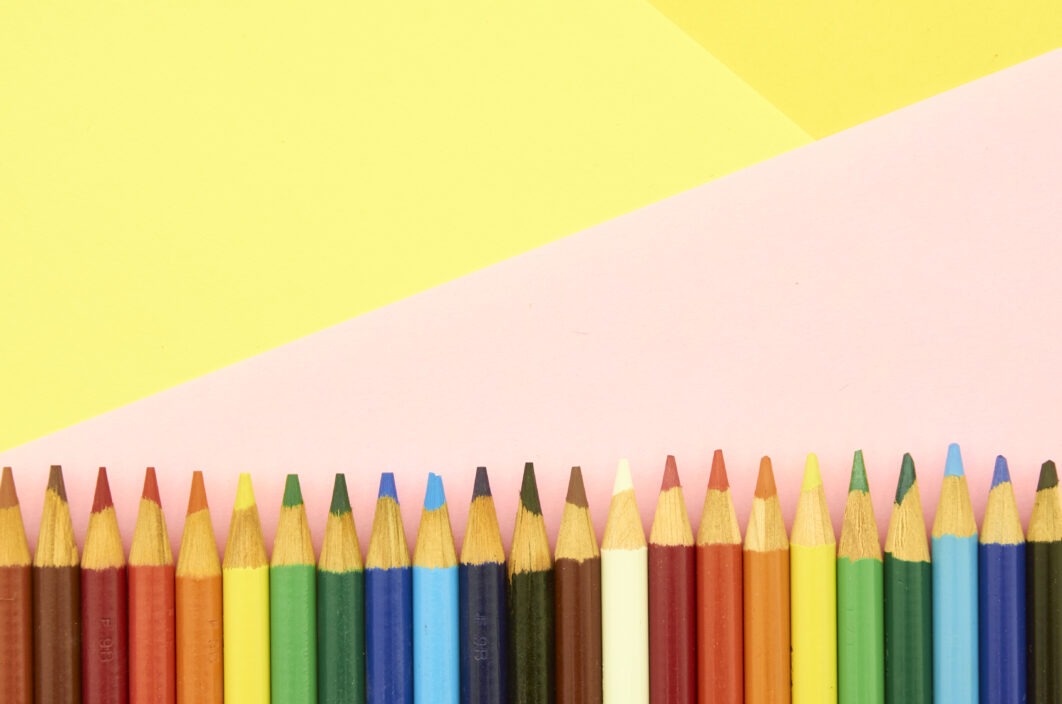 Identidad visual de marca: lápices de colores y paleta cromática