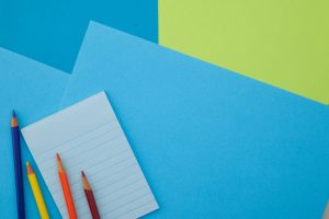 Branding para pequeños negocios: materiales de diseño sobre una mesa de trabajo
