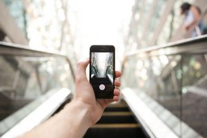 Persona haciendo una foto con el móvil para publicar en redes sociales de su negocio artesano