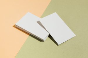 Tarjetas de visita en blanco sobre superficie pastel