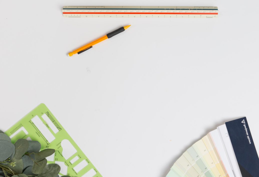 Identidad visual para pequeños negocios: materiales de diseño y color sobre una mesa