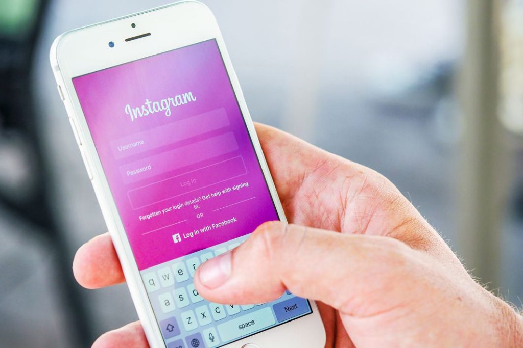 Qué publicar en Instagram: móvil con la aplicación abierta